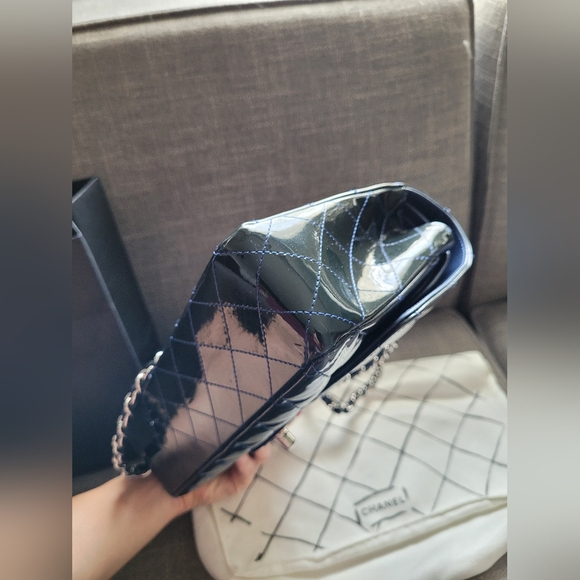 Navy patent medium Chanel flap - Picture 7 of 16